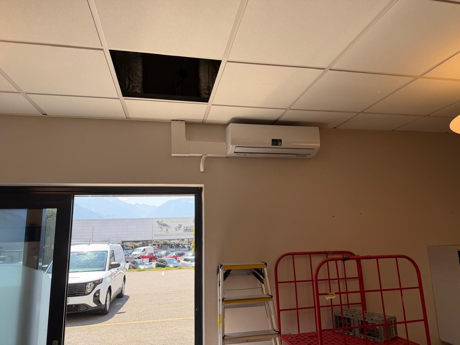 Climatiseur mural installé dans un bureau