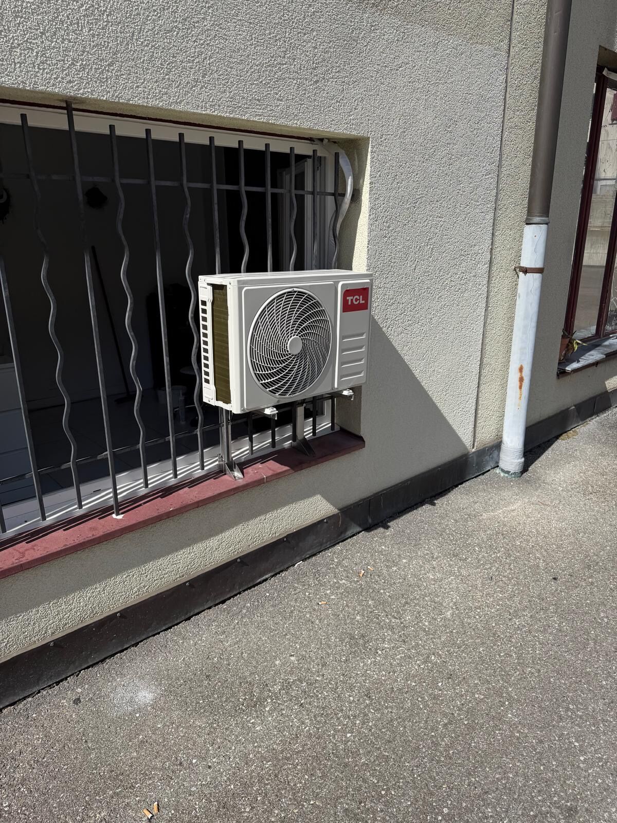 Unité extérieure de climatisation TCL sur façade