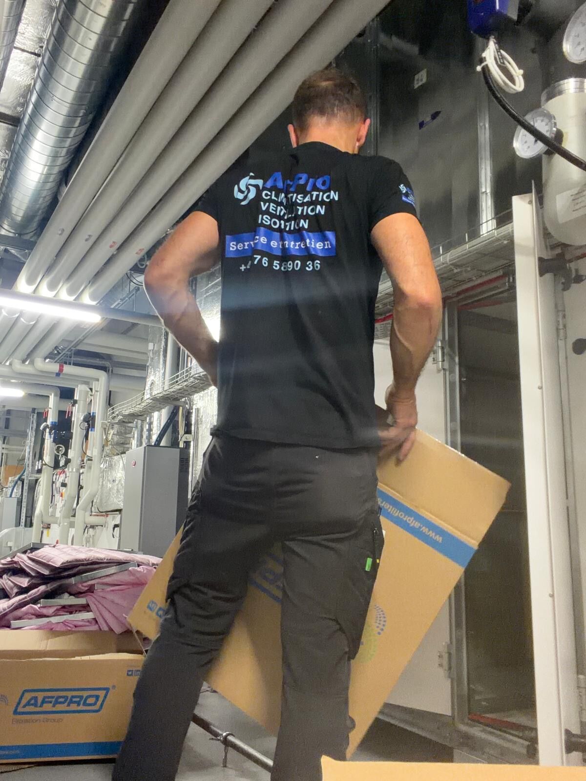 Technicien AirPro remplaçant des filtres dans un local technique