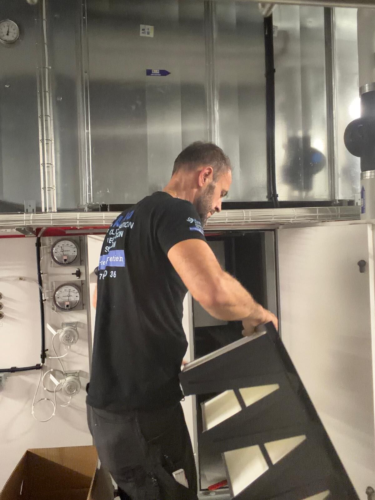 Technicien AirPro manipulant un filtre de centrale de ventilation