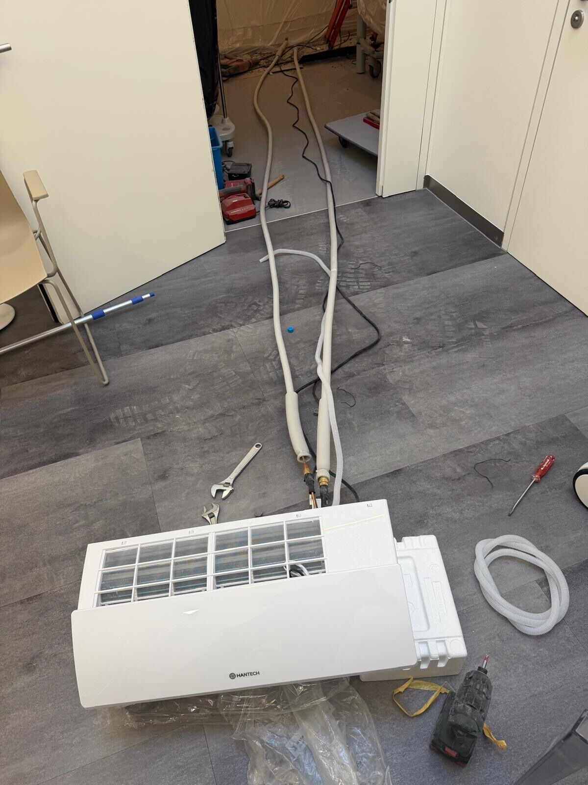 Unité intérieure de climatisation en cours d'installation